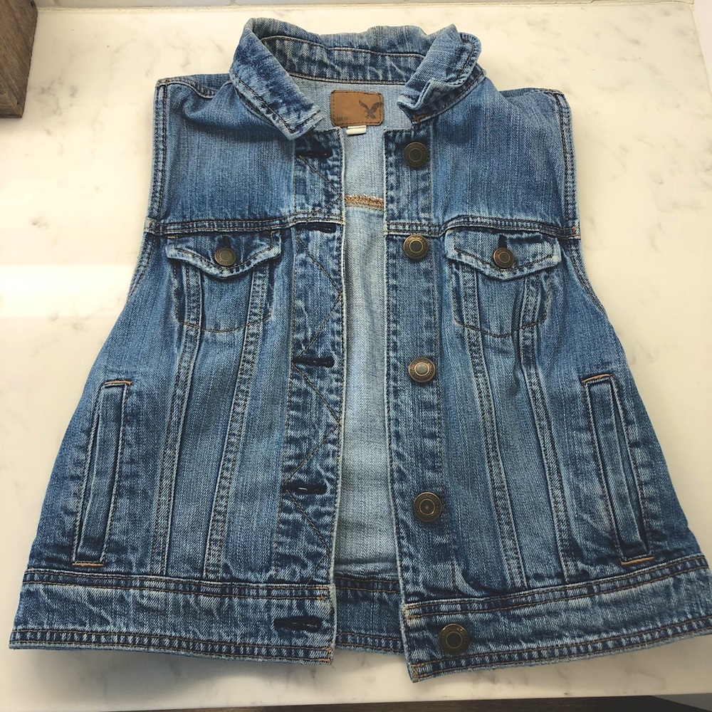 American Eagle Cropped Denim Vest! Size M!